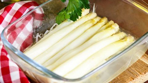 Spargel aus der Auflaufform