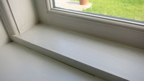 Rußflecken vom Fensterrahmen mit Nagellackentferner entfernen