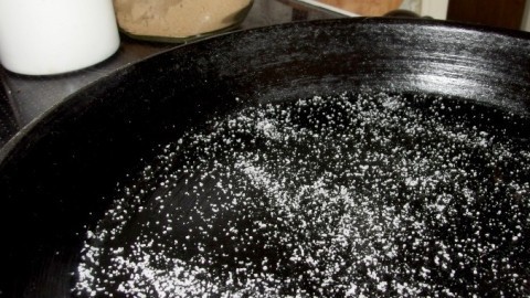 Pfannen mit Salz reinigen
