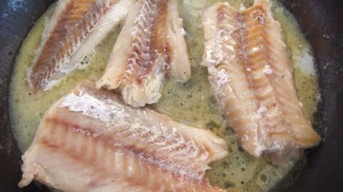 Fisch gebraten, und der Geruch hängt in der Wohnung, was kann man gegen den Geruch tun? Backt einfach einen schnellen Kuchen! Frittierter Fisch liegt in einer Pfanne in heißem Fett und verströmt einen intensiven Fischgeruch in der Küche.