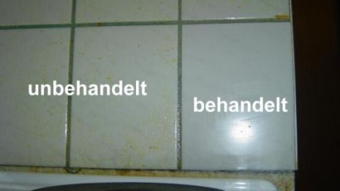Fliesen sind teils dreckig, teils sauber. Links beschriftet als "unbehandelt", rechts als "behandelt"; Kontext Küche.