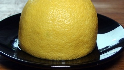Angeschnittene Zitronen vor dem Austrocknen schützen