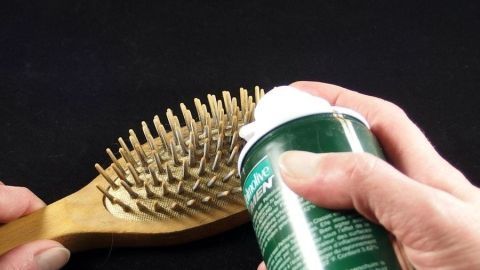Reinige deine Haarbürsten effektiv mit Rasierschaum. Diese Methode entfernt Schmutz und Produktreste mühelos und sorgt für optimale Hygiene. Der Artikel zeigt dir, wie es funktioniert und gibt weitere hilfreiche Tipps. Eine Hand hält Rasierschaum, der auf eine Haarbürste aufgetragen wird, um die Bürste zu reinigen.