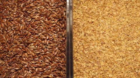 Braune und goldene Mehlpartikel liegen auf einer Fläche, um mögliche Mehlmotten in Backzutaten zu zeigen.