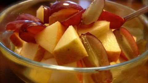 Frische Äpfel und Pflaumenstücke liegen in einer Schüssel, ideal für selbst gemachten Apfeljoghurt zum Abnehmen.