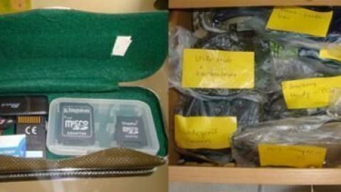 Links zeigt eine geöffnete Tasche mit kleinen Kabeln und SD-Karten. Rechts eine Schublade, ordentlich beschriftete Kabeltüten.