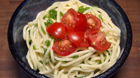 Spaghettisalat mit Schnittlauch und Knoblauchöl