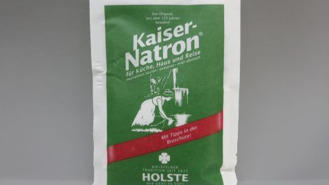 Eine Verpackung von Kaiser-Natron steht auf grauem Hintergrund, als mögliche Hilfe gegen Sodbrennen und Reflux-Erkrankung.