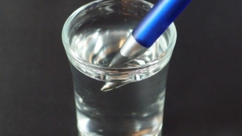 Eingetrockneter Kugelschreiber schreibt wieder mit warmem Wasser