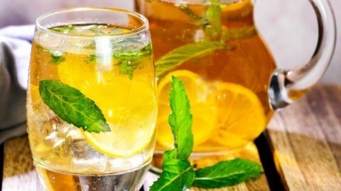 Erfrischendes Getränk mit Limo und Pfefferminze
