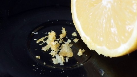 Streusel mit ungespritzter Zitronenschale