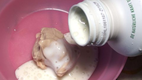 Frische Hefe wird mit Naturjoghurt in einer Schüssel vermischt, um eine cremige Mischung zu erzeugen.