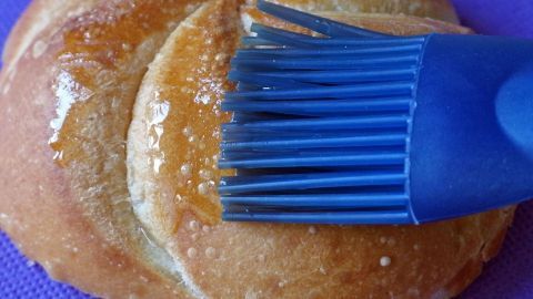 Nicht mehr ganz frische Brötchen mit Öl bestreichen