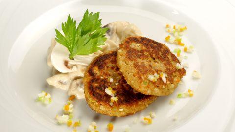 Grünkernfrikadellen knusprig gebraten und hier mit cremiger Pilzsoße serviert 
