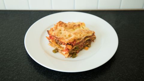 Ein köstliches Stück Lasagne Bolognese, das den Gaumen verwöhnt: In diesem Rezept vereinen sich zarte Nudelblätter mit herzhaftem Rindfleisch, Tomaten und Gewürzen zu einem kulinarischen Genuss, der perfekt gegart auf dem Teller präsentiert wird.