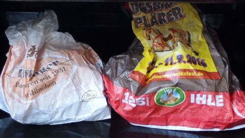 Im Backofen liegen zwei Brottüten, eine helle und eine rote, die frisch gebackenes Brot aufbewahren sollen.