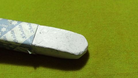Fettfleck in Kleidung mit Kreide einreiben, dann wie gewohnt waschen. Der Fleck verschwindet komplett.