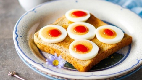 Weißbrot mit Ei und Marmelade