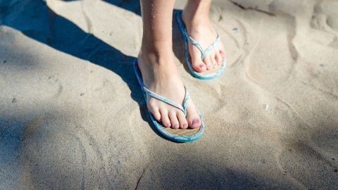 Flip-Flops scheuern zwischen den Zehen