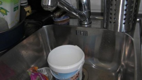 Leere Behälter vorspülen ohne Wasserverschwendung