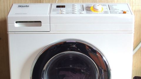 Die Waschmaschine heizt bei Kochwäsche das Bad ordentlich auf, und ich muss die Heizung nicht anstellen. Wir nutzen das immer in der Übergangszeit (Frühjahr/Herbst). Eine Waschmaschine verarbeitet Wäsche im Innenraum, während sie effektive Abwärme erzeugt, die genutzt werden kann.