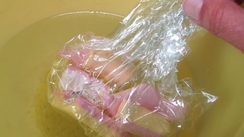 Mäusespeck wird in Klarsichtfolie in einer Schüssel mit warmem Wasser eingeweicht, um weicher zu werden.