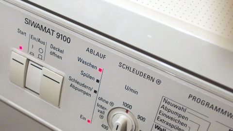 Eine Waschmaschine mit Bedienfeld zeigt Tasten und Programme, die möglicherweise nicht mehr richtig funktionieren.