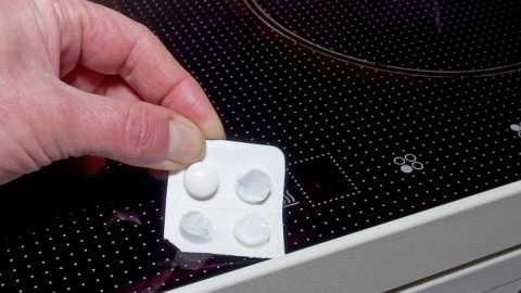 Küchenputzhilfe mit leeren Tablettenriegeln