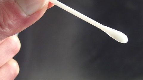 Ein Funktionsstäbchen wird von einer Hand gehalten. Es wird möglicherweise zur Reinigung oder Untersuchung von Zahnschmerzen verwendet.