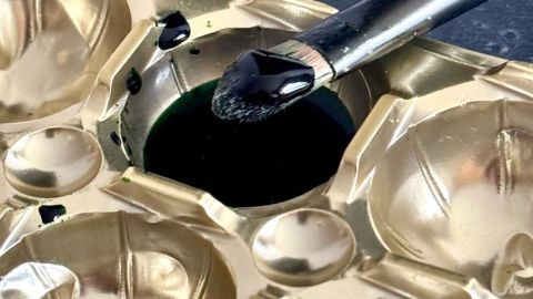 Nutze das Toffifee-Behältnis als praktischen Helfer, um Augenbrauenfarbe sauber zu mischen. Die kleinen Vertiefungen eignen sich perfekt, um Farben zu trennen und aufzutragen, wie im Artikel beschrieben.