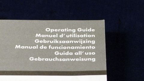 Eine Bedienungsanleitung ist auf einem grauen Hintergrund zu sehen, die verschiedene Sprachen für "Gebrauchsanweisung" anzeigt.