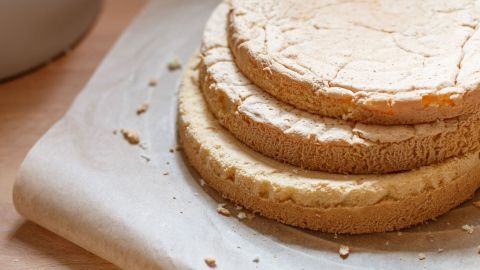 Dreiteiligen Tortenboden auf einmal backen mit rundem Backpapier