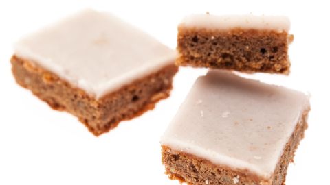 Saftige Rumschnitten mit feinem Zuckerguss: Mit diesem einfachen Rezept zauberst du schnell einen leckeren Klassiker für jeden Anlass.