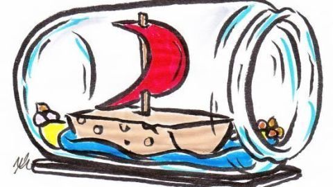 Ein Segelschiff mit rotem Segel steht statisch in einer großen Glasflasche auf blauem Wasser und schwimmt dekorativ.