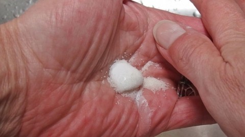 Fischgeruch an den Händen entfernen mit Zahnpasta und Salz