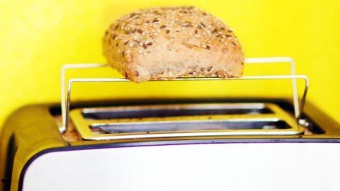 Alte Brötchen mit dem Toaster aufbacken