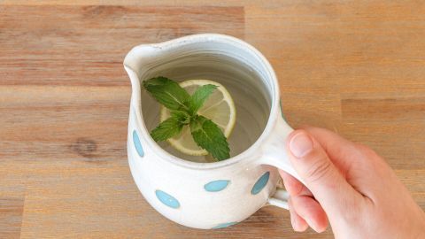 Tafelwasser mit Minze und Zitronengeschmack