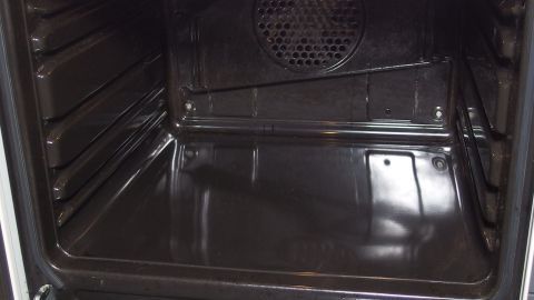 Ein sauberer Backofen präsentiert sich innen glänzend und leer, bereit für zukünftige Kochabenteuer.