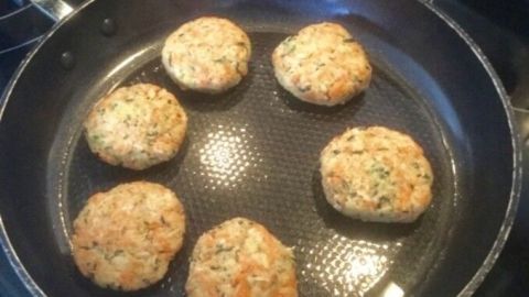Zucchini-basisierte Bratlinge braten in einer Pfanne auf einem Herd, um eine schmackhafte Mahlzeit für Kinder zuzubereiten.