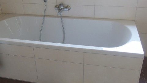 Badewanne mit WC-Reiniger reinigen