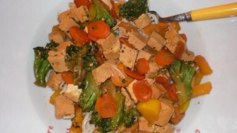 Diese vegetarische asiatische Nudelpfanne ist eine schmackhafte Mischung aus frischem Gemüse und Tofu. Perfekt für ein leichtes und gesundes Abendessen. Lass dich von dem Rezept inspirieren und genieße die Aromen! Bunte vegetarische Nudelpfanne mit Tofu und frischem Gemüse, angerichtet auf einem weißen Teller in einer hellen Umgebung.