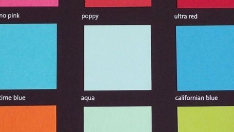 Bunte Farbkarten zeigen eine Auswahl lebendiger Farben wie Aqua, die für Farbtherapie bei Kinderkrankheiten verwendet werden.