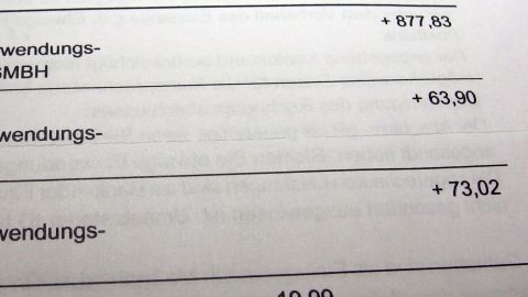 Eine Tabelle zeigt finanzielle Transaktionen mit Soll und Haben, um die monatlichen Finanzen zu überwachen.