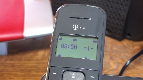 Wer wie ich immer noch bei der Telekom Kunde ist, sollte die Preise der Call-by-Call-Anbieter unbedingt beachten. Ein Telefon zeigt auf dem Display eine niedrigere Telefonkostenanzeige an, während es auf einem Tisch platziert ist.