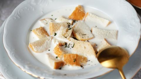 Weckensuppe mit Milch - eine Suppe aus alten Brötchen