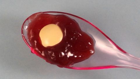 Eine Löffelspitze enthält Marmelade mit einer Tablette, die zur Einnahme bei Schluckstörungen geeignet ist.