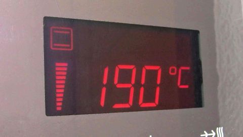 Ein digitales Display zeigt 190°C an, während der Backofen aufgeheizt wird, um optimale Kochbedingungen zu schaffen.