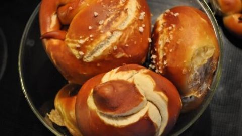 Laugenbrezeln liegen in einer Schüssel und glänzen appetitlich, bereit zum Verzehr. Die echte Lauge sorgt für eine goldene Kruste.
