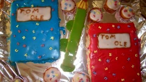 Für die Einschulung: Einfache Kuchen in Heft- und Stiftform, schnell gemacht und sorgen garantiert für große Augen bei den Kindern.