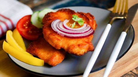 Schnitzel kann man auf unterschiedliche Weise panieren. Wie wäre es z. B. mit einer Panade aus Sesam oder Mandelblättchen?